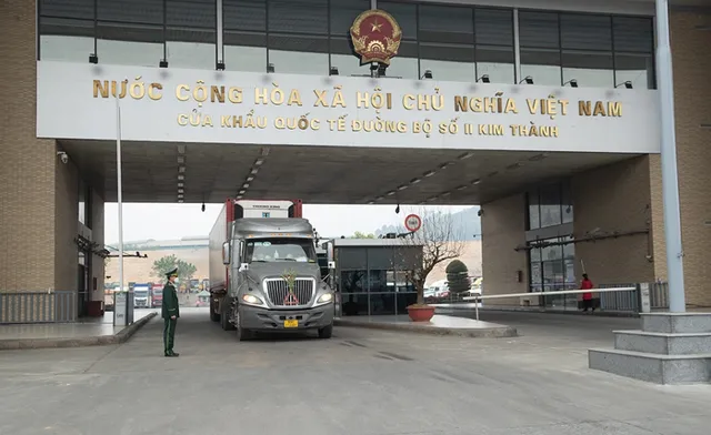 Tấp nập xuất nhập khẩu hàng hóa ngày đầu năm mới - Ảnh 1. Tấp nập xuất nhập khẩu hàng hóa ngày đầu năm mới - Ảnh 1.