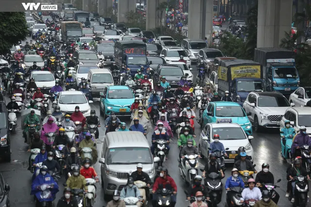 Mưa rét, tắc đường, người Hà Nội nhích từng mét trên đường - Ảnh 1. Mưa rét, tắc đường, người Hà Nội nhích từng mét trên đường - Ảnh 1.