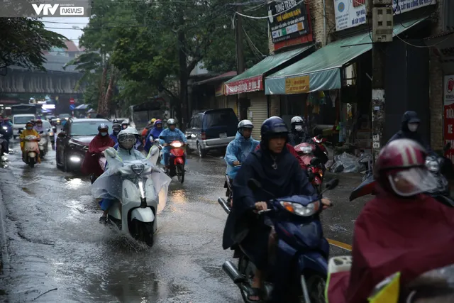 Mưa rét, tắc đường, người Hà Nội nhích từng mét trên đường - Ảnh 5. Mưa rét, tắc đường, người Hà Nội nhích từng mét trên đường - Ảnh 5.