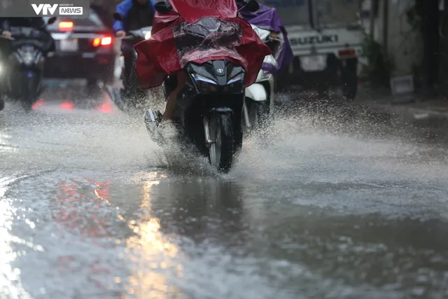 Mưa rét, tắc đường, người Hà Nội nhích từng mét trên đường - Ảnh 6. Mưa rét, tắc đường, người Hà Nội nhích từng mét trên đường - Ảnh 6.