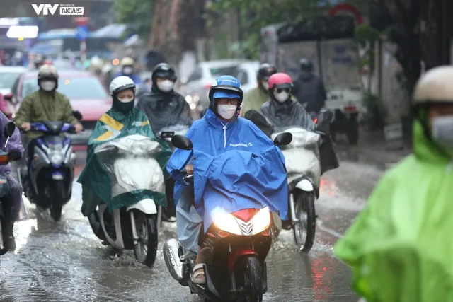Mưa rét, tắc đường, người Hà Nội nhích từng mét trên đường - Ảnh 8. Mưa rét, tắc đường, người Hà Nội nhích từng mét trên đường - Ảnh 8.