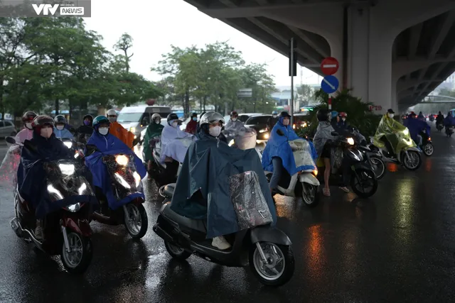 Mưa rét, tắc đường, người Hà Nội nhích từng mét trên đường - Ảnh 7. Mưa rét, tắc đường, người Hà Nội nhích từng mét trên đường - Ảnh 7.
