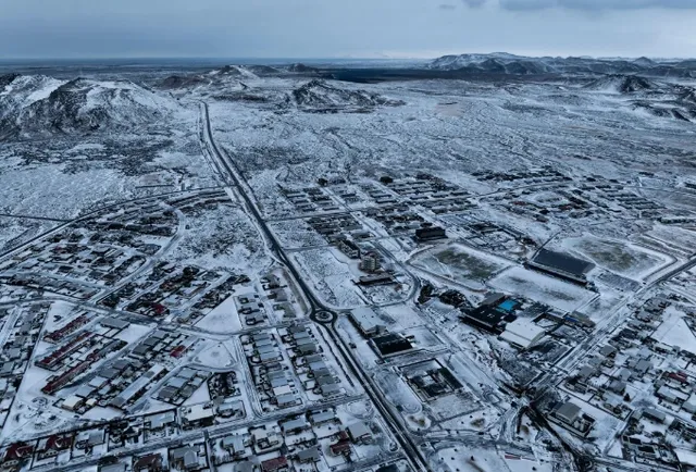 Núi lửa phun trào ở Iceland, gây nguy hiểm cho thị trấn đánh cá - Ảnh 2.