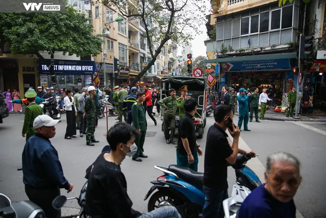 Lại có thêm một vụ cháy ở phố cổ Hà Nội - Ảnh 5. Lại có thêm một vụ cháy ở phố cổ Hà Nội - Ảnh 5.
