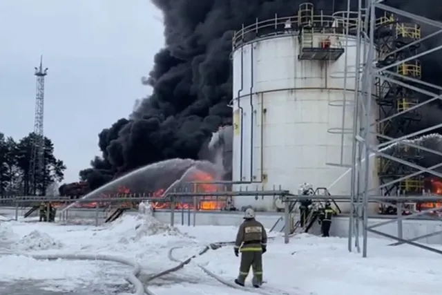 Kho dầu của Nga bốc cháy nghi do bị Ukraine tập kích - Ảnh 2.