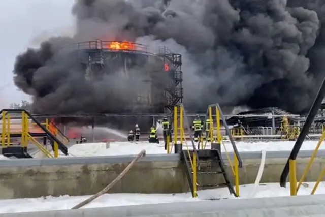 Kho dầu của Nga bốc cháy nghi do bị Ukraine tập kích - Ảnh 3.