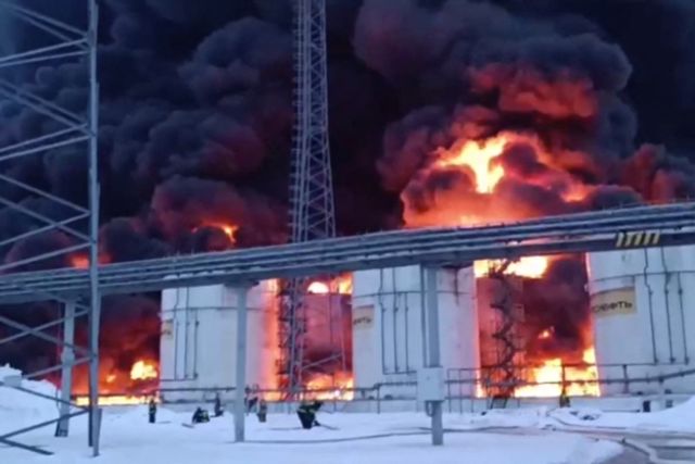 Kho dầu của Nga bốc cháy nghi do bị Ukraine tập kích - Ảnh 1.