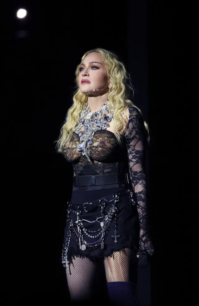 Madonna bị kiện vì biểu diễn muộn 2 tiếng - Ảnh 1.