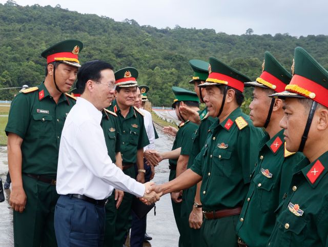 Chủ tịch nước Võ Văn Thưởng thăm quân và dân xã đảo Thổ Châu - Ảnh 1.