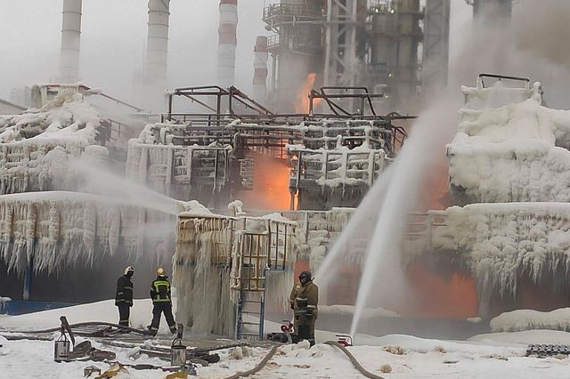 Cháy lớn tại tổ hợp sản xuất khí đốt của Nga, nghi do UAV tấn công - Ảnh 1.