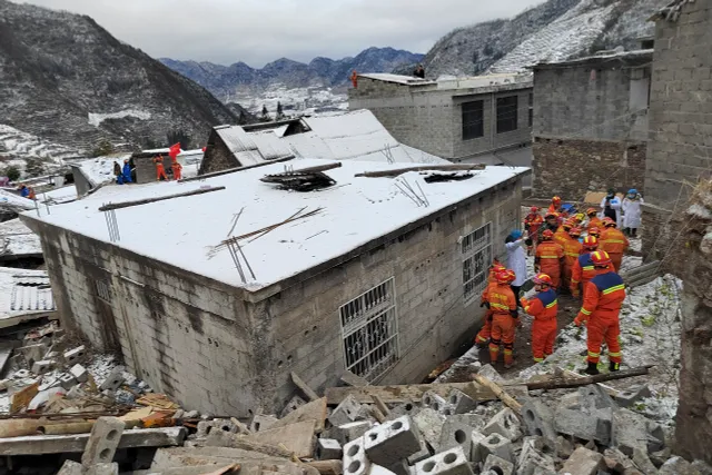 Lở đất ở Trung Quốc: Số người chết tăng lên 25, lực lượng cứu hộ chạy đua tìm kiếm người mất tích - Ảnh 1.