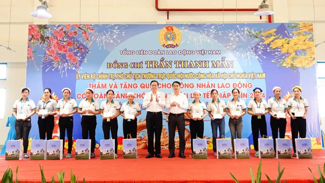 Phó Chủ tịch Thường trực Quốc hội Trần Thanh Mẫn trao quà Tết tại Hậu Giang - Ảnh 2.