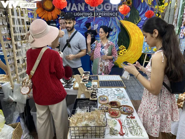 TP. Hồ Chí Minh: Người dân xúng xính áo quần du xuân sớm - Ảnh 6.