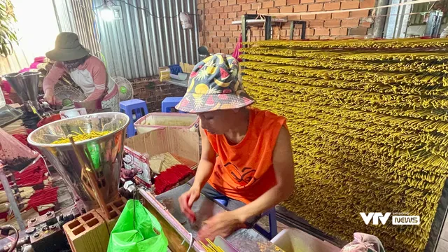 Làng nghề làm nhang trăm tuổi ở TP Hồ Chí Minh tất bật vào vụ Tết - Ảnh 6. Làng nghề làm nhang trăm tuổi ở TP Hồ Chí Minh tất bật vào vụ Tết - Ảnh 6.