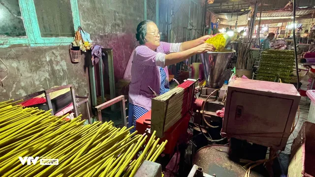 Làng nghề làm nhang trăm tuổi ở TP Hồ Chí Minh tất bật vào vụ Tết - Ảnh 7. Làng nghề làm nhang trăm tuổi ở TP Hồ Chí Minh tất bật vào vụ Tết - Ảnh 7.