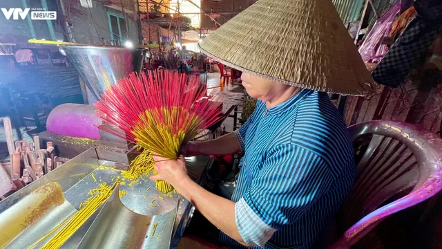 Làng nghề làm nhang trăm tuổi ở TP Hồ Chí Minh tất bật vào vụ Tết - Ảnh 2. Làng nghề làm nhang trăm tuổi ở TP Hồ Chí Minh tất bật vào vụ Tết - Ảnh 2.