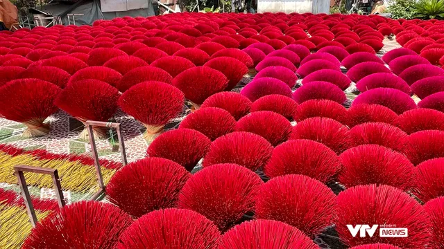 Làng nghề làm nhang trăm tuổi ở TP Hồ Chí Minh tất bật vào vụ Tết - Ảnh 3. Làng nghề làm nhang trăm tuổi ở TP Hồ Chí Minh tất bật vào vụ Tết - Ảnh 3.