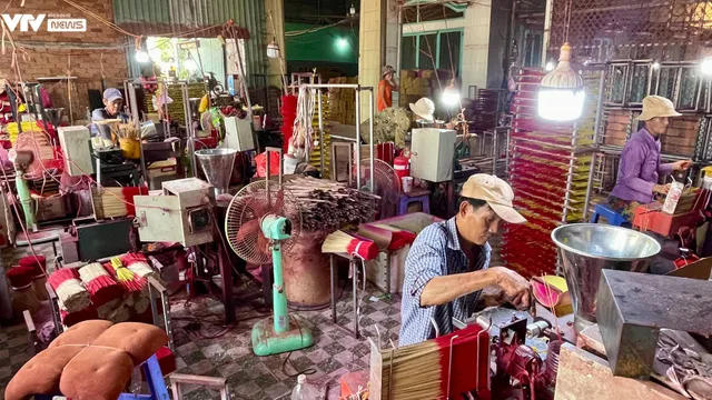 Làng nghề làm nhang trăm tuổi ở TP Hồ Chí Minh tất bật vào vụ Tết - Ảnh 5. Làng nghề làm nhang trăm tuổi ở TP Hồ Chí Minh tất bật vào vụ Tết - Ảnh 5.