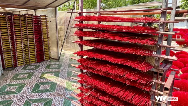 Làng nghề làm nhang trăm tuổi ở TP Hồ Chí Minh tất bật vào vụ Tết - Ảnh 12. Làng nghề làm nhang trăm tuổi ở TP Hồ Chí Minh tất bật vào vụ Tết - Ảnh 12.