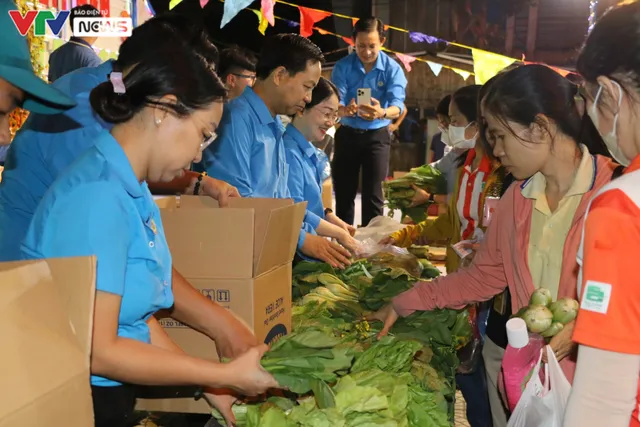 Bình Dương: 50 gian hàng ưu đãi phục vụ công nhân lao động sắm Tết - Ảnh 1.