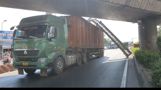 Xe container kéo ngã khung sắt đè trúng xe buýt, hành khách may mắn thoát chết - Ảnh 3.