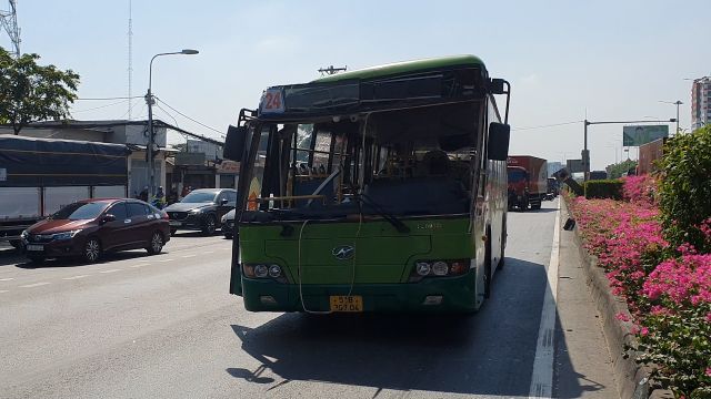 Xe container kéo ngã khung sắt đè trúng xe buýt, hành khách may mắn thoát chết - Ảnh 2.