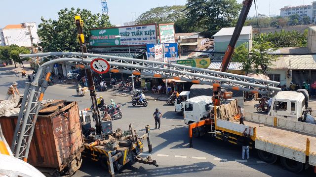 Xe container kéo ngã khung sắt đè trúng xe buýt, hành khách may mắn thoát chết - Ảnh 4.