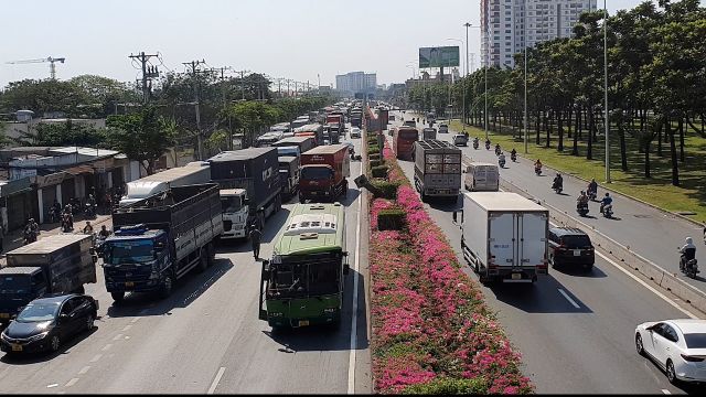 Xe container kéo ngã khung sắt đè trúng xe buýt, hành khách may mắn thoát chết - Ảnh 5.