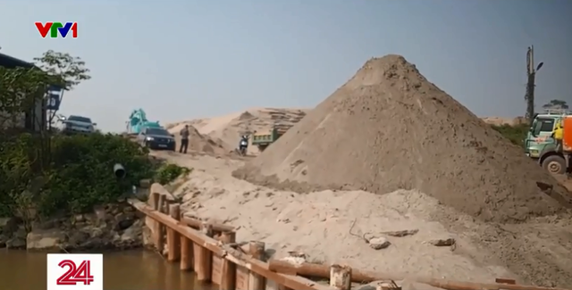 Khai thác cát trái phép làm biến dạng sông Hồng - Ảnh 3.