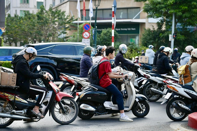 Cảnh sát giao thông Hà Nội tăng cường chấn chỉnh tình trạng học sinh vi phạm an toàn giao thông - Ảnh 1.