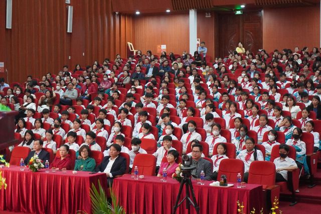 Hàng nghìn học sinh Thái Bình, Nam Định tìm hiểu phòng chống bạo lực học đường - Ảnh 1.