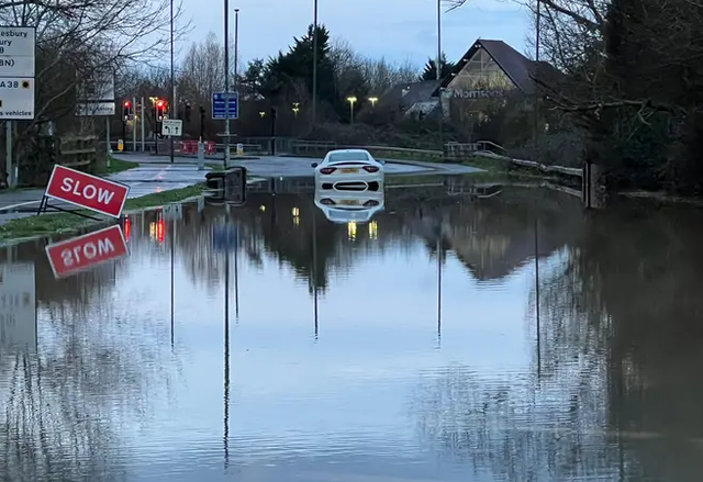 Mưa lớn, lũ lụt do ảnh hưởng của bão Henk tại Anh - Ảnh 4.