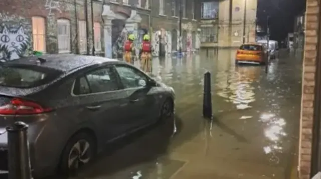 Mưa lớn, lũ lụt do ảnh hưởng của bão Henk tại Anh - Ảnh 3.