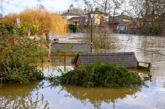 Mưa lớn, lũ lụt do ảnh hưởng của bão Henk tại Anh - Ảnh 1.