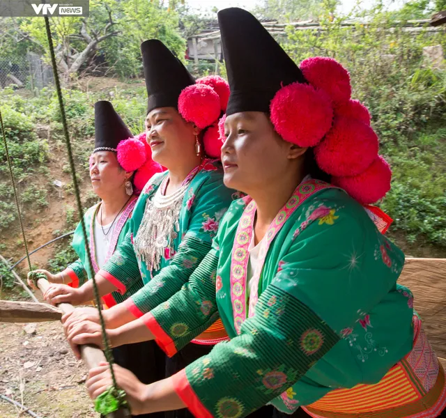 Cú phủa - Nét độc đáo của phụ nữ H’Mông Thuận Châu, Sơn La - Ảnh 5. Cú phủa - Nét độc đáo của phụ nữ H’Mông Thuận Châu, Sơn La - Ảnh 5.