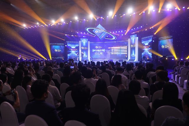 Tech Awards 2023: Huawei thắng hạng mục hương hiệu Xanh, iPhone 15 Pro Max là điện thoại xuất sắc nhất - Ảnh 1.