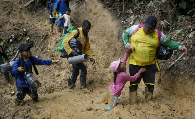 Kỷ lục 0,5 triệu người di cư vượt qua rừng rậm tử thần Darien Gap tới Mỹ năm 2023 - Ảnh 1.