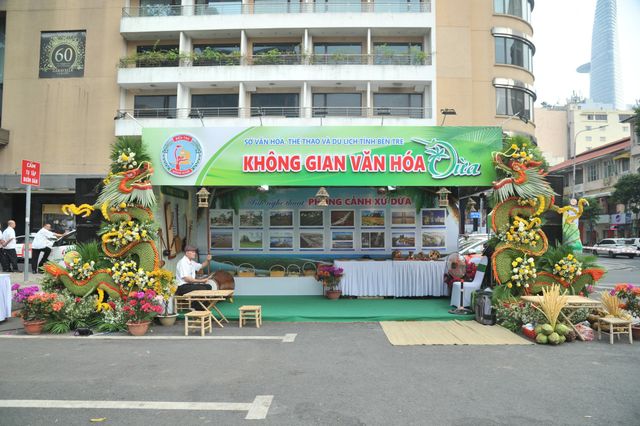 Ngày hội xứ dừa giữa trung tâm thành phố Hồ Chí Minh thu hút du khách - Ảnh 1.