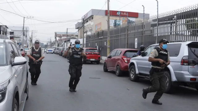 Ecuador: Các tay súng xông vào trường quay bắt phóng viên làm con tin - Ảnh 2.