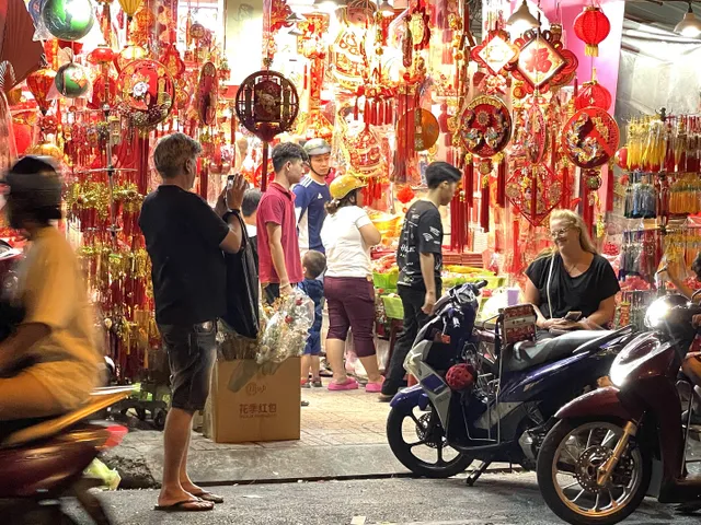 TP Hồ Chí Minh: Phố cổ Hải Thượng Lãn Ông rực rỡ sắc đỏ đón Tết - Ảnh 6.