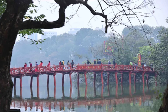 Hà Nội lắng đọng, tĩnh lặng trong sáng mùng 1 Tết Giáp Thìn  - Ảnh 1.