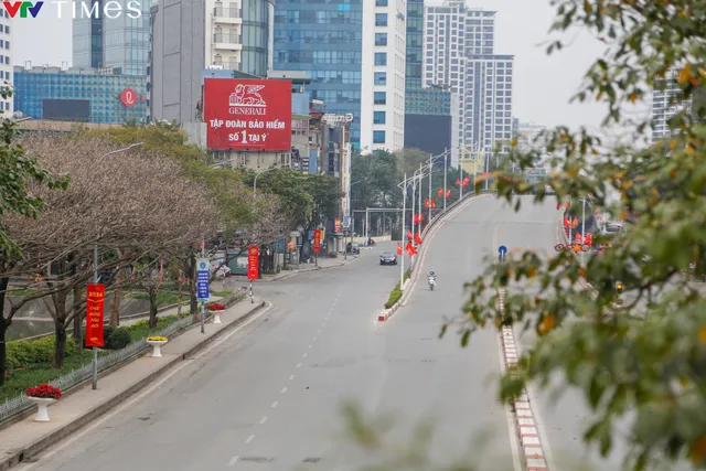 Hà Nội bình yên đến lạ trong ngày mùng 1 Tết Giáp Thìn - Ảnh 2. Hà Nội bình yên đến lạ trong ngày mùng 1 Tết Giáp Thìn - Ảnh 2.