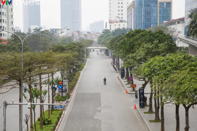 Hà Nội bình yên đến lạ trong ngày mùng 1 Tết Giáp Thìn - Ảnh 9. Hà Nội bình yên đến lạ trong ngày mùng 1 Tết Giáp Thìn - Ảnh 9.