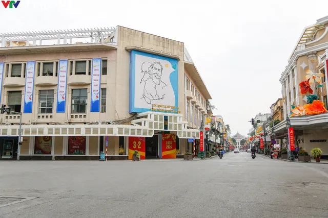 Hà Nội bình yên đến lạ trong ngày mùng 1 Tết Giáp Thìn - Ảnh 3. Hà Nội bình yên đến lạ trong ngày mùng 1 Tết Giáp Thìn - Ảnh 3.