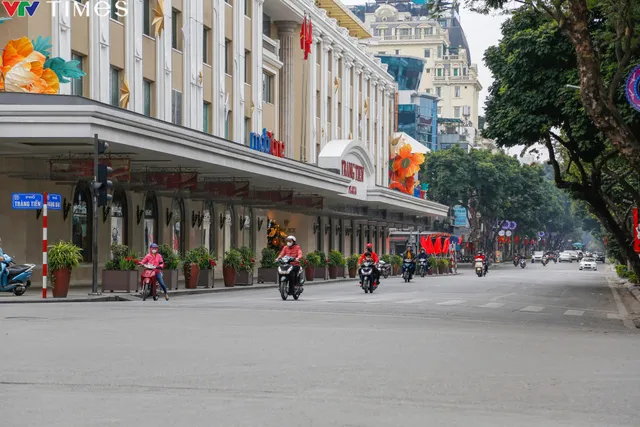 Hà Nội bình yên đến lạ trong ngày mùng 1 Tết Giáp Thìn - Ảnh 4. Hà Nội bình yên đến lạ trong ngày mùng 1 Tết Giáp Thìn - Ảnh 4.