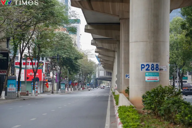 Hà Nội bình yên đến lạ trong ngày mùng 1 Tết Giáp Thìn - Ảnh 8. Hà Nội bình yên đến lạ trong ngày mùng 1 Tết Giáp Thìn - Ảnh 8.