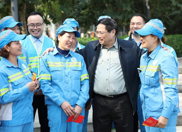 Thủ tướng Phạm Minh Chính thăm, chúc Tết công nhân, người lao động, lực lượng trực Tết tại Hà Nội - Ảnh 3.