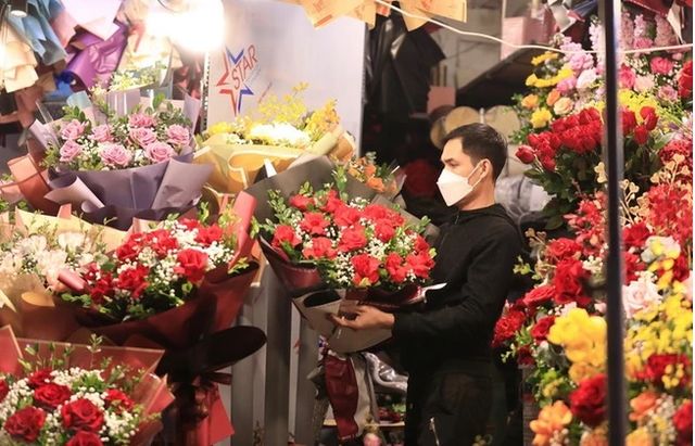 Sôi động thị trường quà tặng lễ tình nhân Valentine  - Ảnh 1.