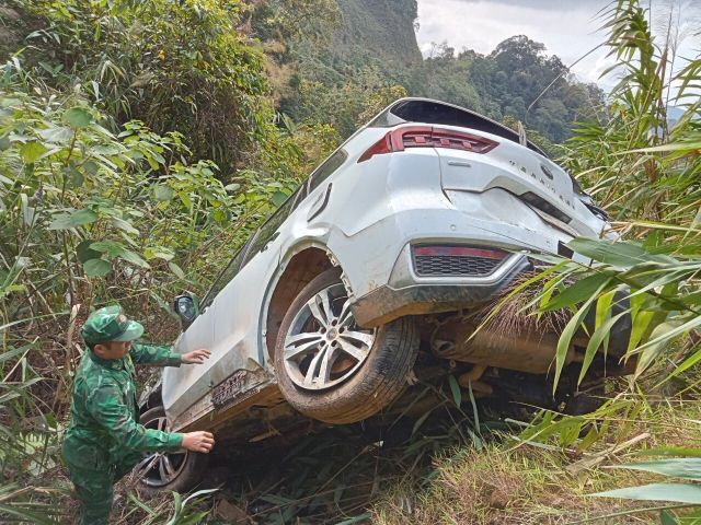 Ô tô mất lái lao xuống vực sâu 20 mét - Ảnh 1.