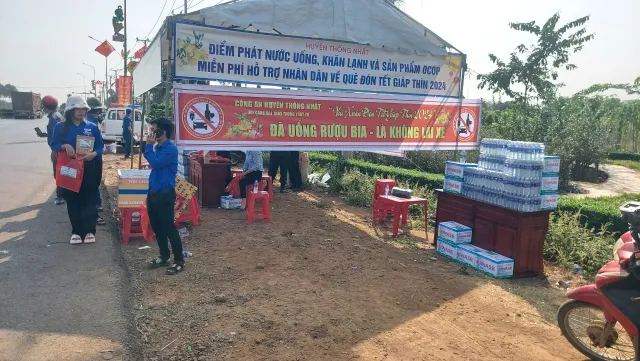 Đồng Nai: Phát nước uống, đổi mũ bảo hiểm mới cho người dân về quê ăn Tết - Ảnh 2. Đồng Nai: Phát nước uống, đổi mũ bảo hiểm mới cho người dân về quê ăn Tết - Ảnh 2.